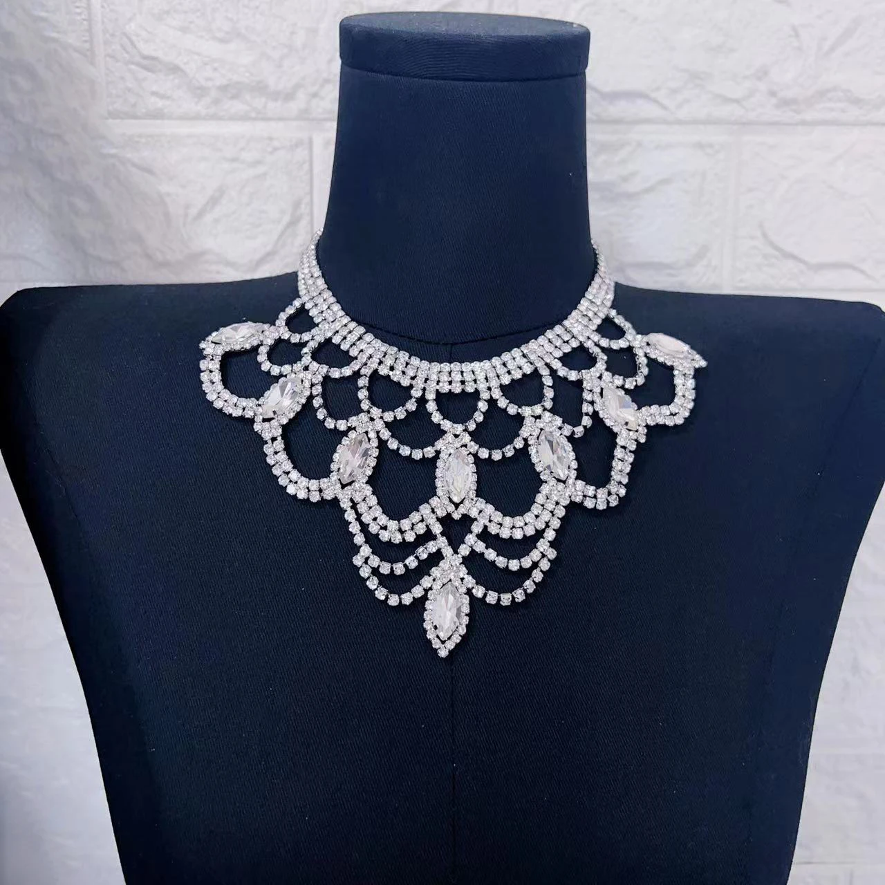 Модное роскошное ожерелье с подвеской в виде крупной хрустальной капли для женщин, Преувеличивающее Сверкающее Многослойное ожерелье со стразами, ювелирные изделия