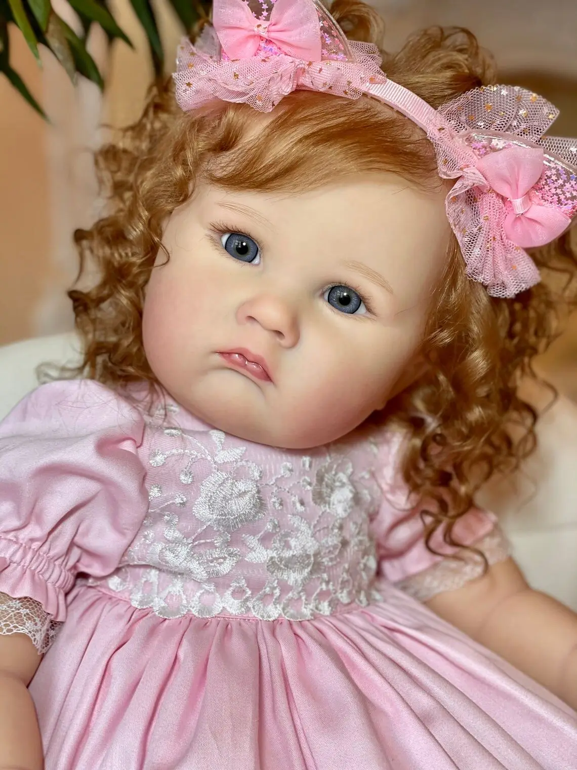 NPK 60 см Возрожденный малыш Шарлотта Принцесса Высококачественная ручная краска в несколько слоев с видимыми прожилками На длинных вьющихся волосах